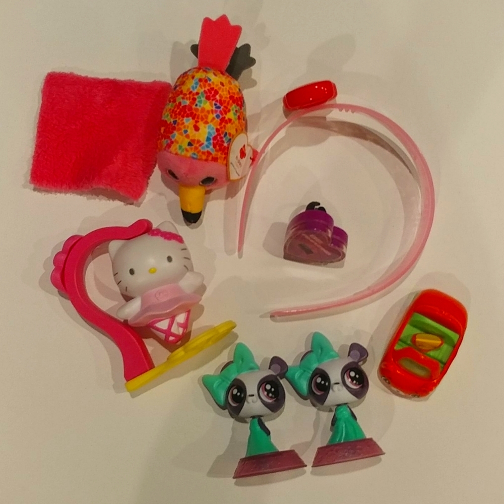 SOLD ❌ 4/$15 🌻 Set of 8 Girly Toys Hello Kitty, LPS, ect